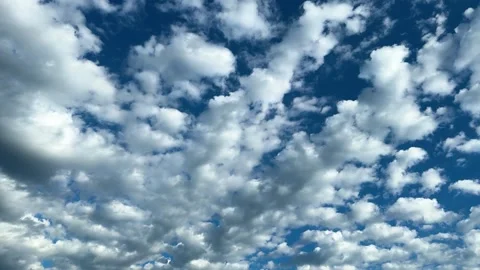 White and gray clouds scattered across blue sky Vidéo 338361622
