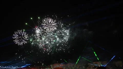 White and Green Fireworks Exploding in a Brilliant Sparkling Night Sky 動画素材 343626367