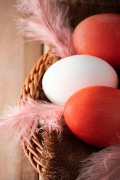 White and orange easter eggs on a light wooden background. Foto stock