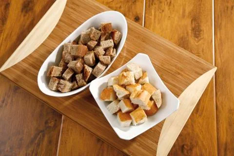 White and rye bread cubes for cheese fondue Foto stock