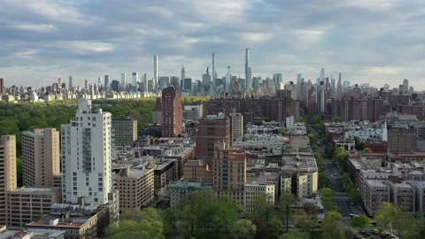 White apartment tower over Harlem with Central Park to the south Vidéo 130227760