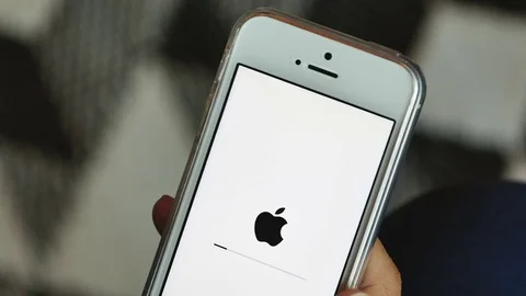 White apple iphone se with ios 11.0.2 updated, holding by right hand Stock Footage 80902815