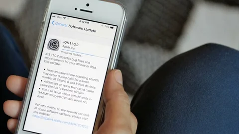 White apple iphone se with ios11.0.2 updated 库存影片 80902751