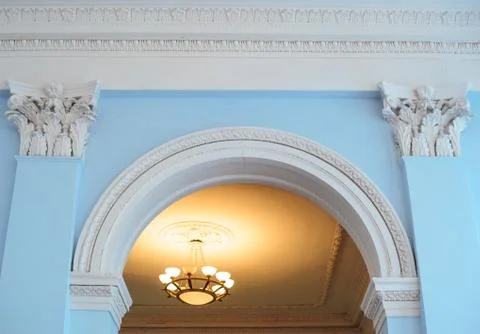 White arch on a blue wall inside the building Fotos de archivo