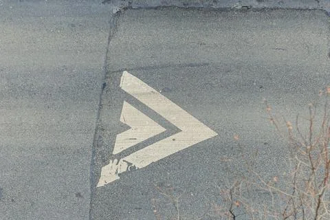 A white arrow is painted on the road surface indicating a right turn in a cit Foto stock