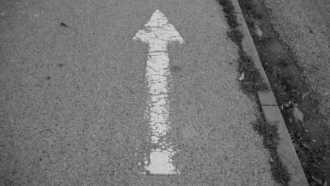 White arrow on a sidewalk Foto stock