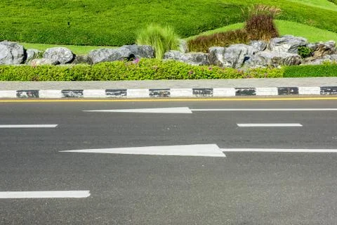 White arrow on Surface traffic Fotos de archivo