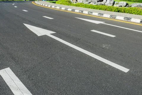 White arrow on Surface traffic Stockfoto's