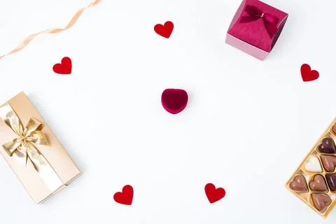 White background of a box with an engagement ring and the gift box and small Foto stock