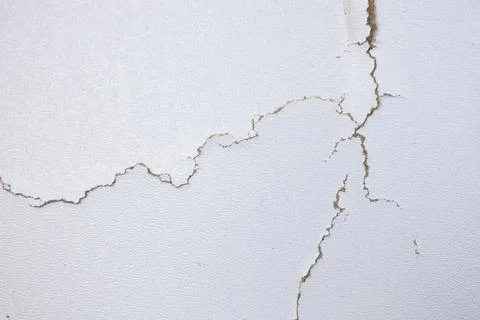 White background with cracks. Torn cracks on the texture. Textured space fo.. Foto stock