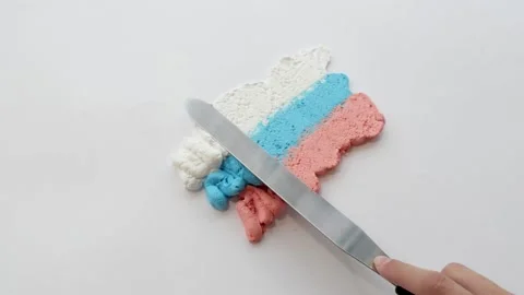 On a white background drawing with cream. cream drawing in the form of a flag Vidéo 139729328