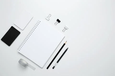 On a white background, an empty mock up notebook, white and black cards, and  Foto stock