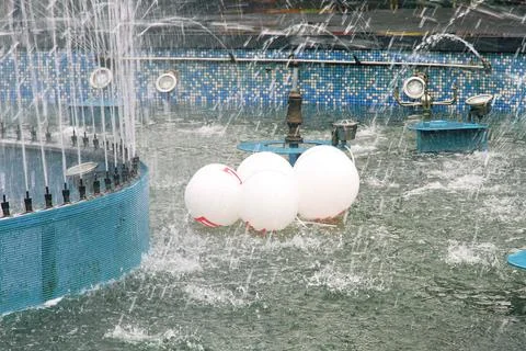 White balloons with red pattern float in the fountain after the holiday Stockfoto's