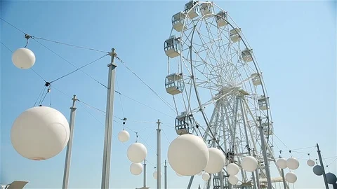 White balls on the background of the Ferris wheel (real time) Stock-Footage 93414123