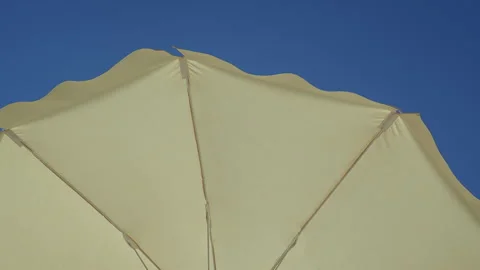 White beach umbrella. Relaxing context. Summer holidays Vidéo 271612939