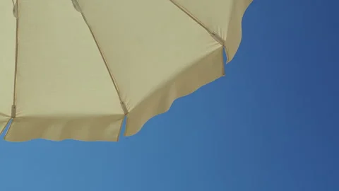 White beach umbrella. Relaxing context. Summer holidays Vidéo 272201785