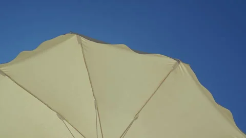 White beach umbrella. View from below. Relaxing context. Summer holidays Vidéo 271088490