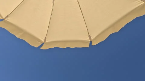 White beach umbrella. View from below. Relaxing context Vidéo 301714096