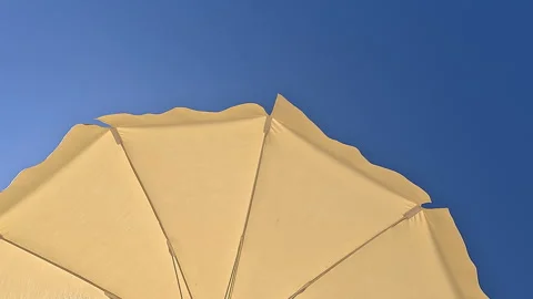 White beach umbrella. View from below. Relaxing context Vidéo 301714125