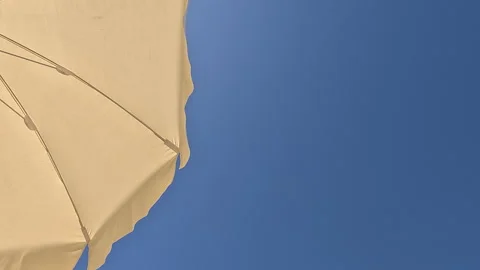 White beach umbrella. View from below. Relaxing context Vidéo 301715080