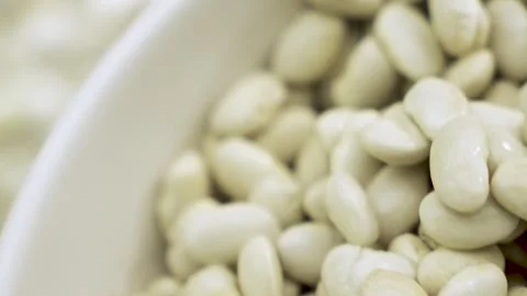 White beans falling from skimmer into bowl macro 10bit Видео 333584401