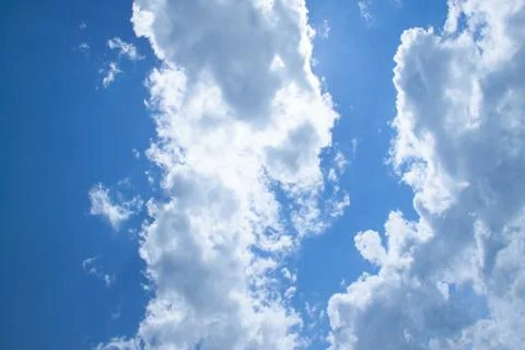 White beautiful fluffy clouds in a bright blue sky on a sunny day. Foto stock