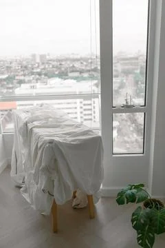 White bed sheets hanging after wash at the balcony in the apartment. Stock-Fotos
