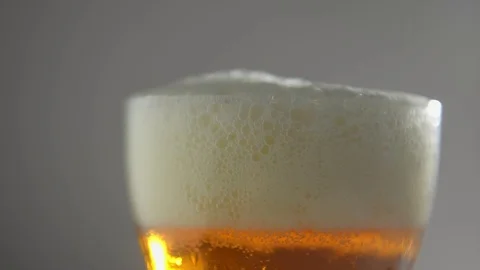 White beer foam drops. Bubbles rise. Light craft beer in a misted glass 스톡 동영상 123051985