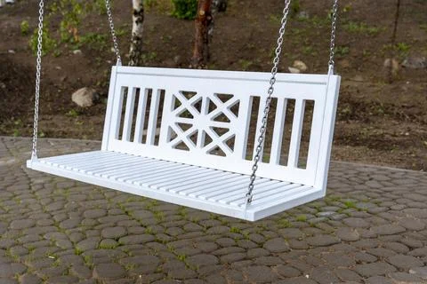 White bench-swing on chains in the park Foto stock
