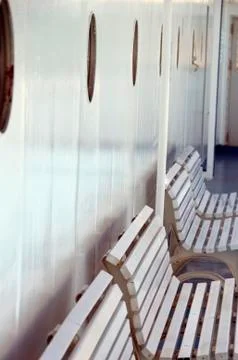 White benches Foto stock