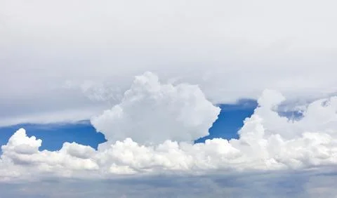White big rain cloud with blue sky before the rain Foto stock