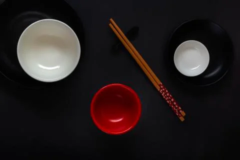 White, black and red empty plates with chopsticks in an oriental style Foto stock