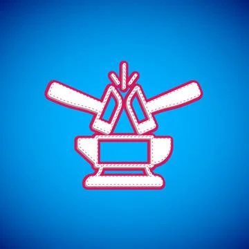 White Blacksmith anvil tool and hammer icon isolated on blue background. Meta Illustrazione stock