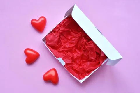 White blank box with red backing for delivery of cupcakes, cookies, cakes on  Stock-Fotos