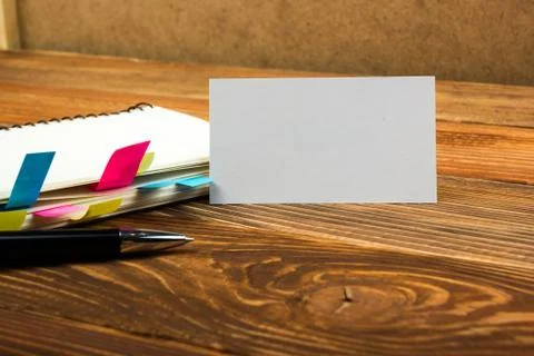 White blank business visit card, gift, ticket, pass, on wooden table Foto stock