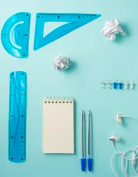 White blank Notepad on a blue background, office supplies Foto stock