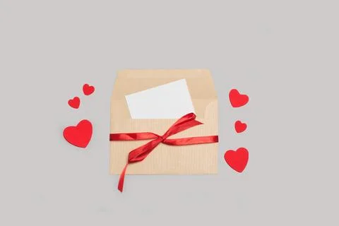 A white blank paper inside a brown envelope tied with a red ribbon Foto stock