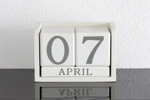 White block calendar present date 7 and month April Foto stock
