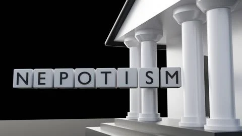 White blocks spelling NEPOTISM in front of a classical government building. Ilustración de archivo