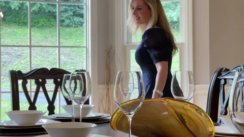 White Blond Women Setting Table Cutting Fruit Vídeo Stock 263849776