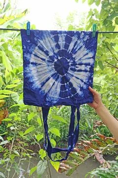 From White to Blue and Unique Patterns, Thai Traditional Indigo Tie-Dye Tote Foto stock