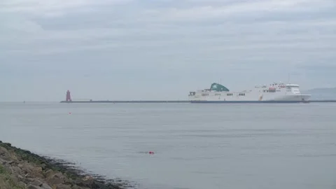 White boat crossing in front of the Poolbeg lighthouse Video stock 170893641