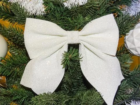 White bow on a Christmas tree Stock-Fotos