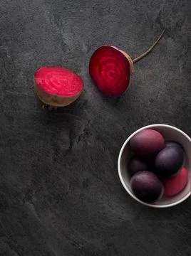 White bowl of Easter eggs colored naturally with everyday ingredient, beetroot. Foto stock