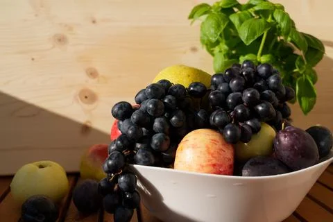 White bowl with fruit Stockfoto's