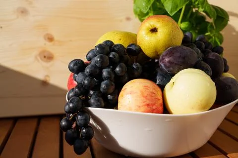 White bowl with fruit 库存照片