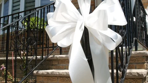 White bows on railing outside of house close up 스톡 동영상 112140905