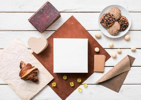 White box on white table 스톡 사진