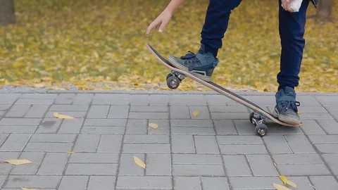 White boy with broken arm try to do a trick on skate Stock Footage 83270624