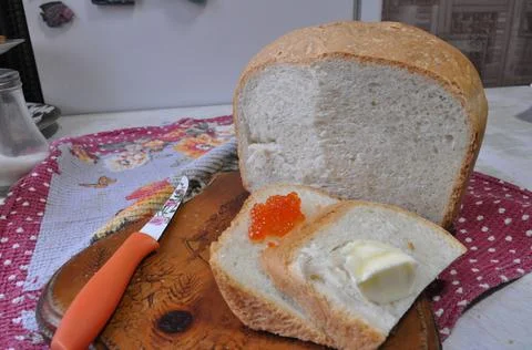 White bread on a board with red caviar Foto stock